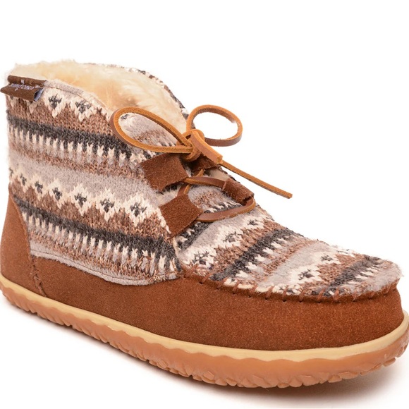 Minnetonka Torrey in Chalet - Picture 2 of 2